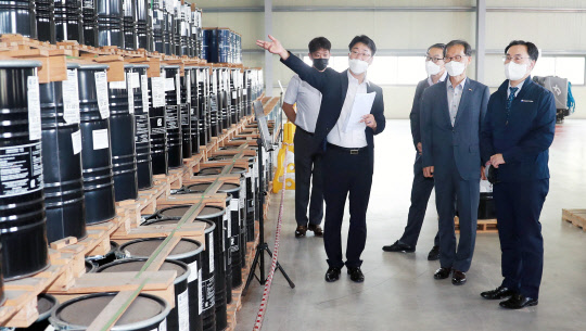 문승욱 산업통상자원부 장관이 19일 오후 전북 군산시에 위치한 군산비축기지를 방문해 황규연 광물자원공사 사장으로부터 운영현황을 청취한 후 희소금속 비축제도 운영상황을 점검하고 있다. 산업통상자원부 제공